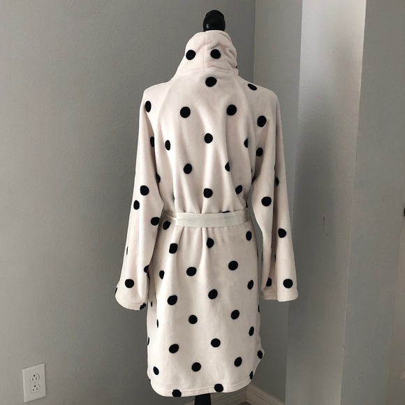VICTORIAS SECRET Cozy Short Plush Robe in a white and black polka dots | M/L - Picture 9 of 12